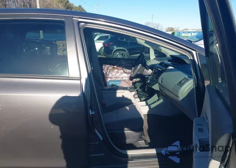 2017 Toyota Prius V Three z USA, uszkodzony, nr VIN JTDZN3EU4HJ063047